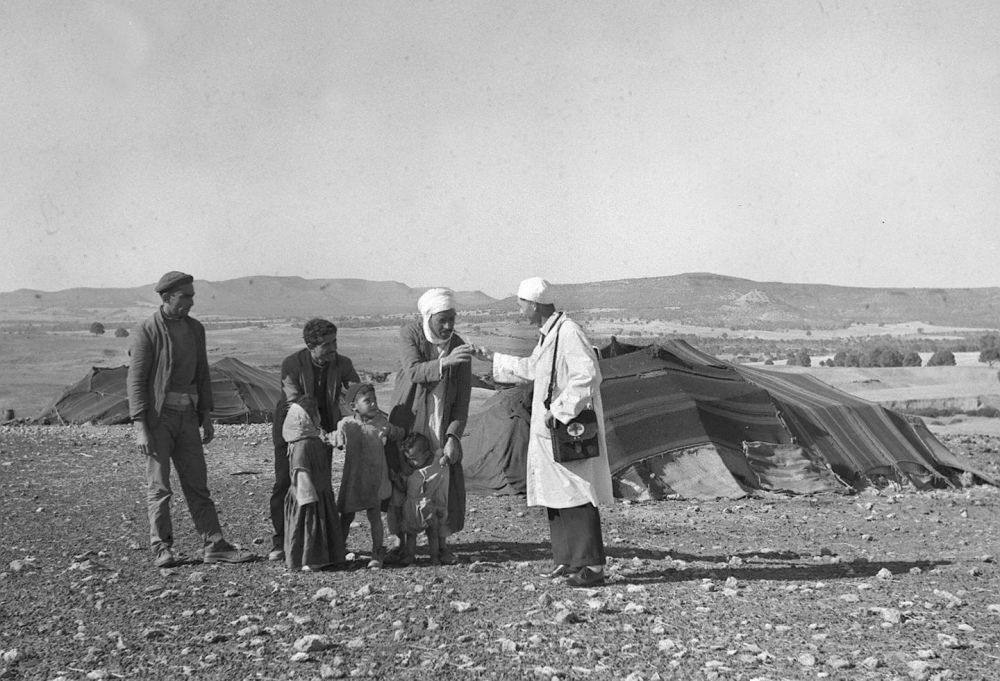 1965年，一名中國(guó)援阿爾及利亞醫(yī)療隊(duì)醫(yī)生（右一）在阿爾及利亞賽伊達(dá)省為牧民診治。