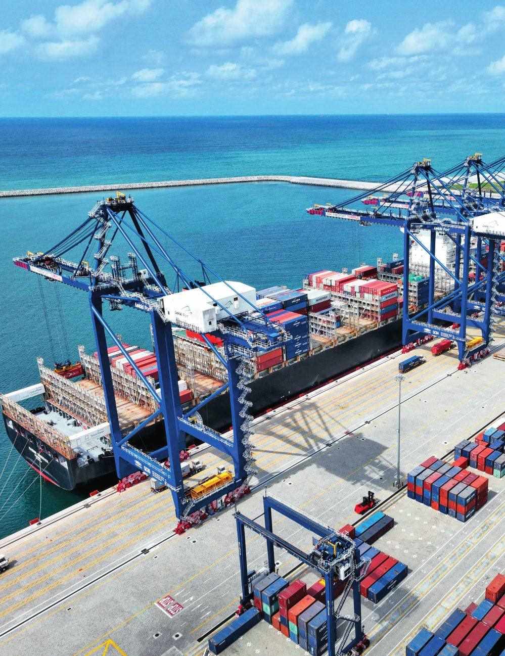 由中國港灣工程有限責(zé)任公司承建的尼日利亞萊基深水港位于中尼合作建設(shè)的拉各斯萊基自貿(mào)區(qū)內(nèi)，是尼日利亞首個現(xiàn)代化深水港和最大港口。圖為一艘貨輪在尼日利亞拉各斯萊基深水港裝卸集裝箱（2024 年 3 月 11 日攝）萊基港公司供圖
