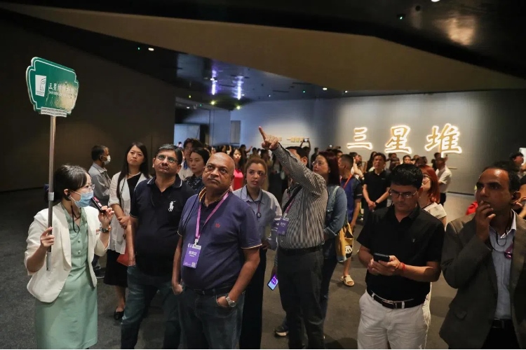 8月31日，亞洲媒體考察團(tuán)參訪三星堆博物館?！吨袊?guó)經(jīng)濟(jì)周刊》記者肖翊攝