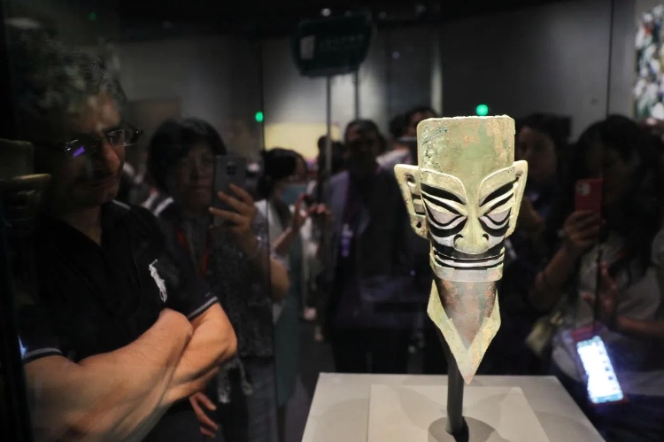 8月31日，亞洲媒體考察團(tuán)參訪三星堆博物館。《中國(guó)經(jīng)濟(jì)周刊》記者肖翊攝