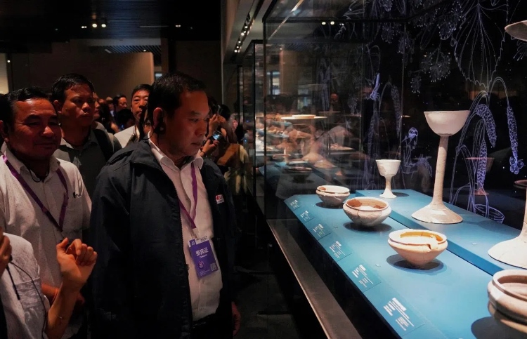 8月31日，亞洲媒體考察團(tuán)參訪三星堆博物館。左一為老撾博利坎賽省新聞文化旅游廳廳長(zhǎng)頌通·威本康。《人民日?qǐng)?bào)海外版》記者喬宇攝