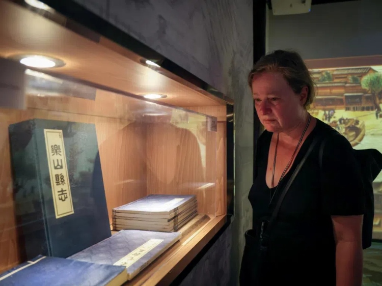 2024“一帶一路”媒體合作論壇聯(lián)合采訪調(diào)研行成員在蘇稽古鎮(zhèn)調(diào)研樂山歷史文化。本報(bào)記者 伊霄攝