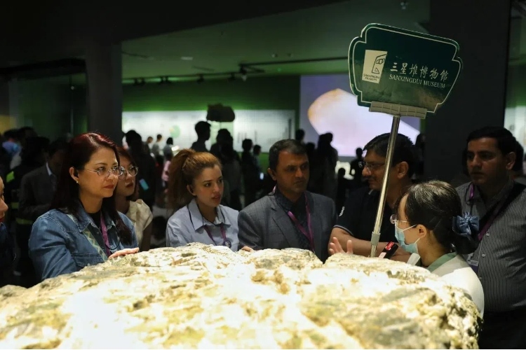 8月31日，亞洲媒體考察團(tuán)參訪三星堆博物館。左一為馬來西亞《星報(bào)》首席商務(wù)官莉迪婭·王?！吨袊?guó)經(jīng)濟(jì)周刊》記者肖翊攝