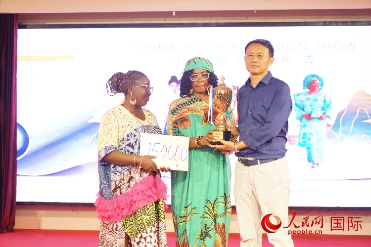 中國駐尼日利亞使館文化參贊兼中國文化中心主任李旭大（右）為最佳表現(xiàn)獎頒獎（中）。人民網(wǎng)記者 姜宣攝