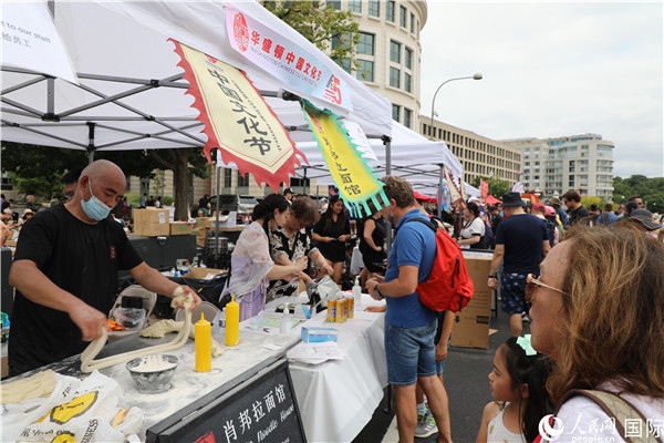 3、活動(dòng)現(xiàn)場(chǎng)設(shè)置了眾多展臺(tái)。 人民網(wǎng)記者 李志偉攝