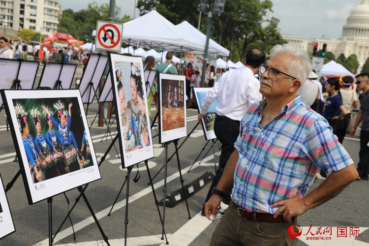 80余幅貴州主題攝影圖片展示了貴州文旅魅力。人民網(wǎng)記者 李志偉攝
