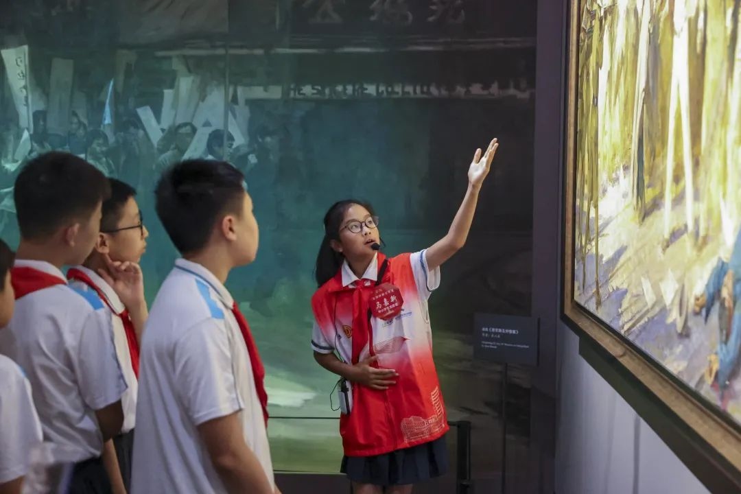 同學(xué)們觀賞不同革命場景及烈士形象的藝術(shù)作品。徐匯區(qū)總工會供圖