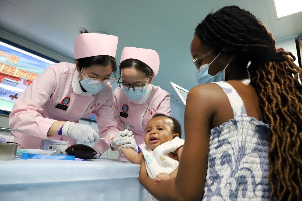 2024年8月12日，中國海軍“和平方舟”號醫(yī)院船在莫桑比克馬普托開展醫(yī)療服務(wù)。