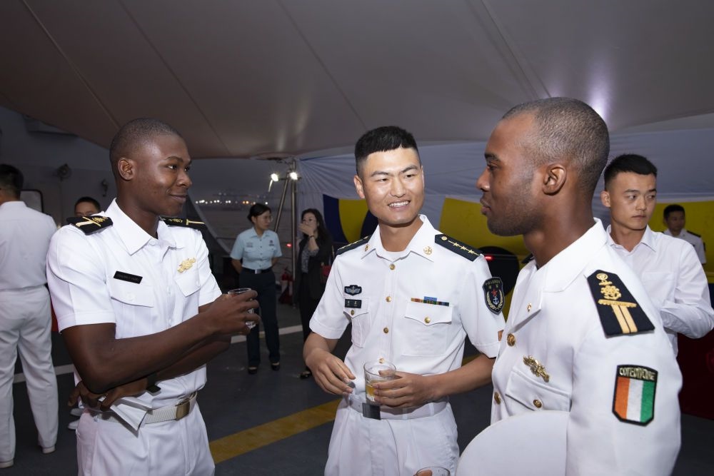 2023年6月25日，中國和科特迪瓦雙方官兵在南寧艦舉辦的甲板招待會上交流。中國海軍第43批護航編隊22日抵達科特迪瓦經(jīng)濟首都阿比讓，開始對科特迪瓦為期4天的友好訪問。