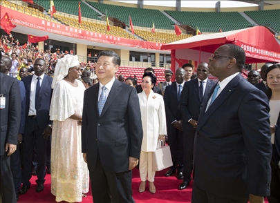 2018年7月22日，國家主席習(xí)近平在達(dá)喀爾同時(shí)任塞內(nèi)加爾總統(tǒng)薩勒共同出席塞內(nèi)加爾競技摔跤場項(xiàng)目移交儀式。新華社記者 王曄 攝