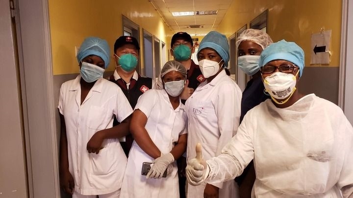 2020年5月26日，中國(guó)抗疫醫(yī)療專家組在剛果（布）首都布拉柴維爾指導(dǎo)新冠肺炎病房建設(shè)時(shí)，與當(dāng)?shù)匾痪€醫(yī)務(wù)人員合影。新華社發(fā)