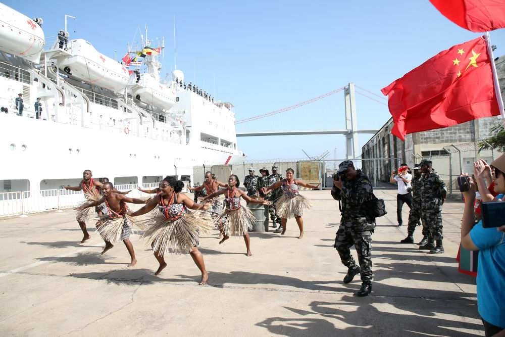 2024年8月16日，在莫桑比克馬普托港，當?shù)匮輪T表演舞蹈，歡送中國海軍“和平方舟”號醫(yī)院船。