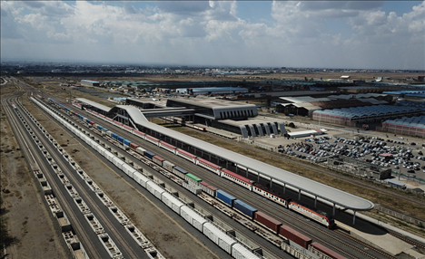 這是2023年9月20日在肯尼亞首都內(nèi)羅畢拍攝的蒙內(nèi)鐵路內(nèi)羅畢站（無人機(jī)照片）。新華社記者 韓旭 攝