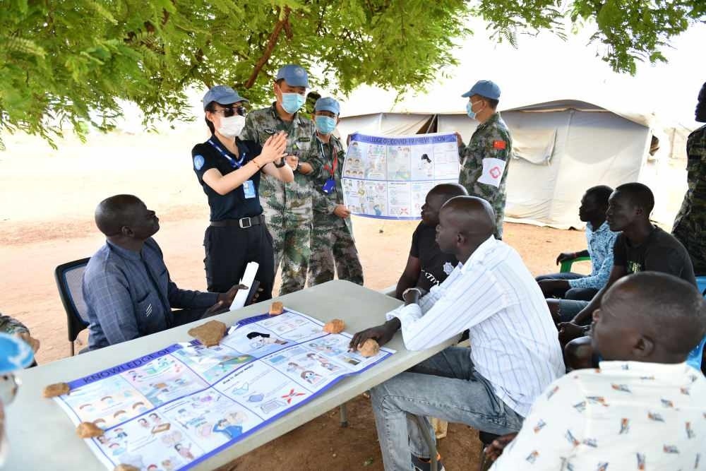2020年3月，在南蘇丹首都朱巴，執(zhí)行聯(lián)合國維和任務(wù)的中國維和警察廖潔給當?shù)鼐熘v解防疫知識。