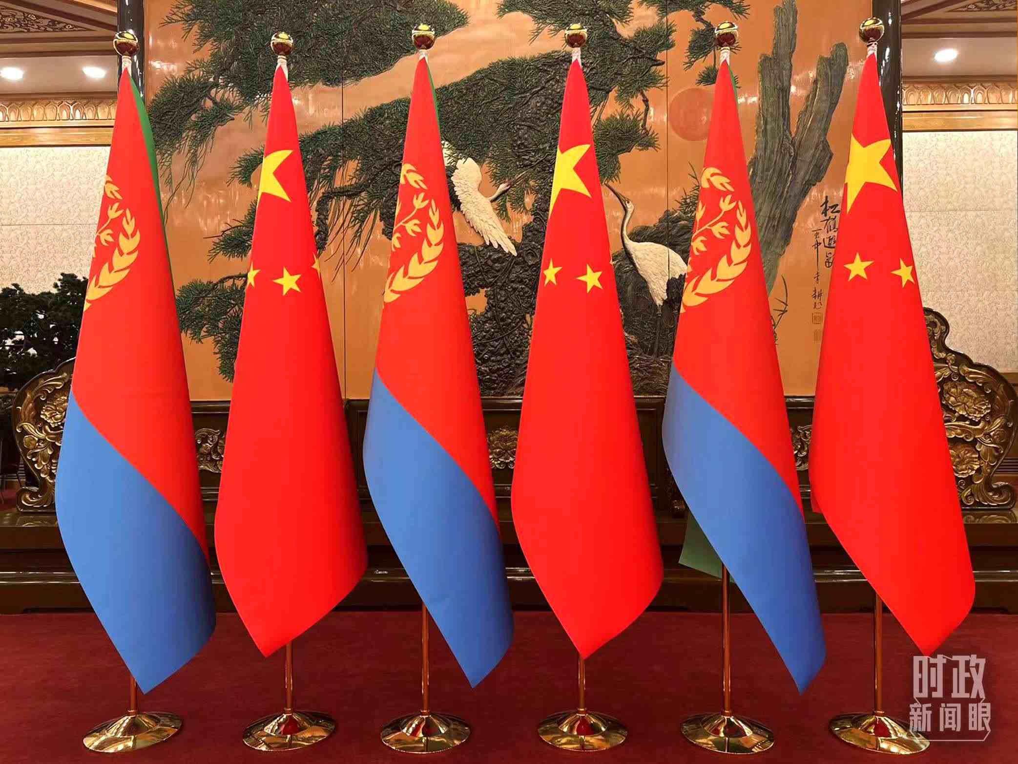 △會(huì)見(jiàn)現(xiàn)場(chǎng)擺放的中國(guó)和厄立特里亞兩國(guó)國(guó)旗。（總臺(tái)央視記者趙婷拍攝）