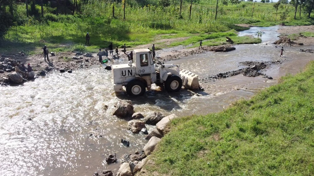 2023年6月7日，在剛果（金）南基伍省卡萊亥地區(qū)，中國第26批赴剛果（金）維和工兵分隊官兵進行施工作業(yè)。