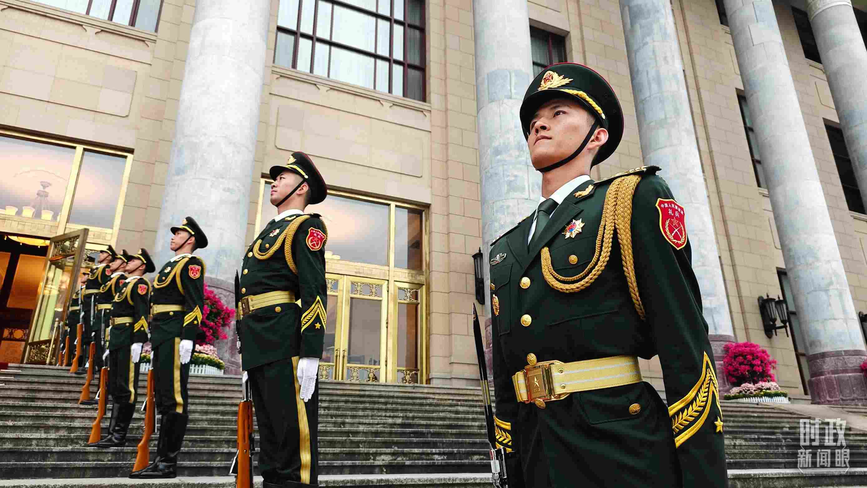  △人民大會堂外，禮兵列隊(duì)歡迎外國領(lǐng)導(dǎo)人。（總臺央視記者韓銳拍攝）