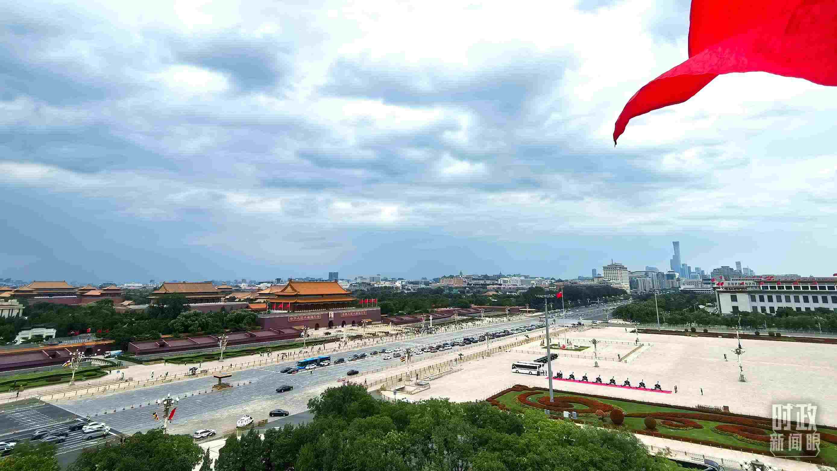 △北京長安街兩側(cè)懸掛中非合作論壇成員旗幟。（總臺央視記者張垚拍攝）