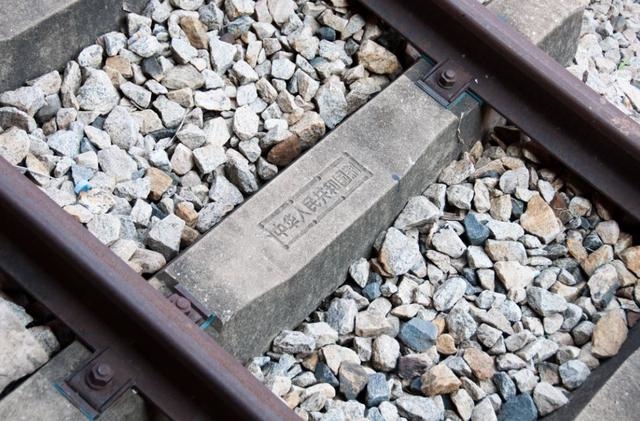 坦贊鐵路鋼筋混凝土軌枕上的“中華人民共和國制”字樣清晰可辨。