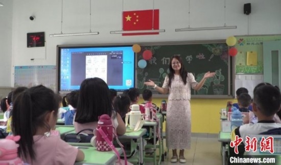 圖為衡水市新苑小學(xué)，老師正在給學(xué)生講開學(xué)第一課的內(nèi)容。王天祥 攝