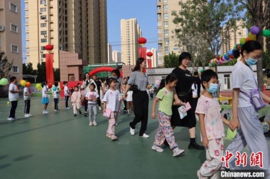 圖為衡水市新苑小學(xué)，小學(xué)一年級新生佩戴“夢想徽章”后，步入校園 。王天祥 攝