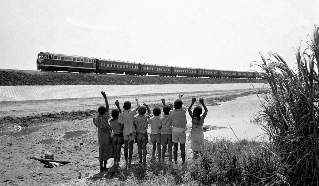 贊比亞魯西瓦西湖畔的少年兒童歡迎坦贊鐵路的列車(chē)通到他們的家鄉(xiāng)（1976年攝）。新華社發(fā)