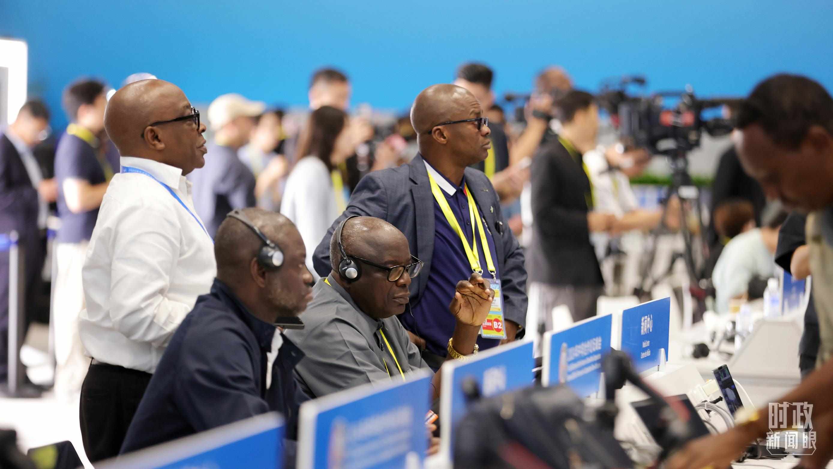  △媒體記者在人民大會堂和新聞中心參與峰會報道。（總臺央視記者范一鳴、魏幫軍拍攝）