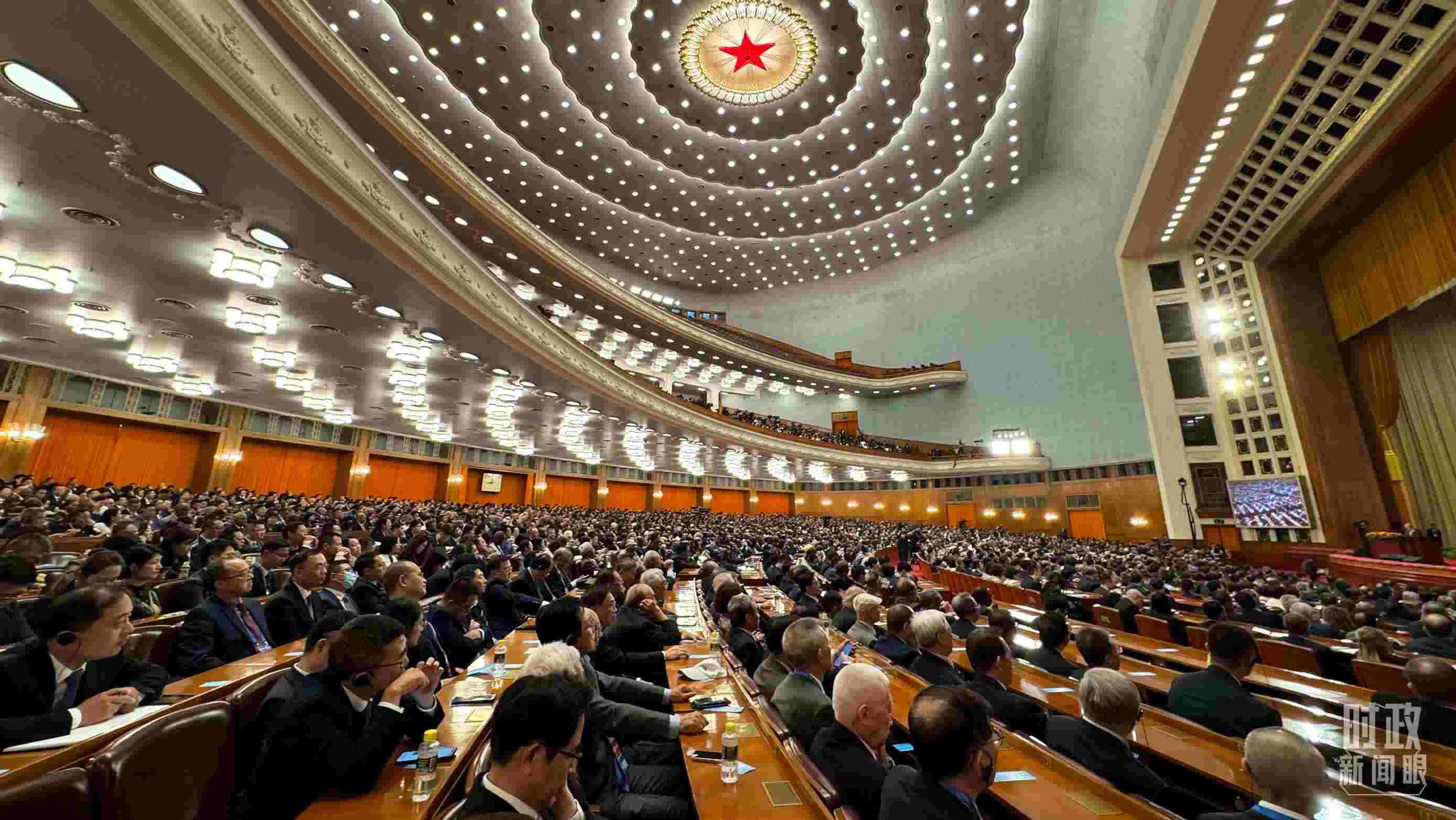  △中非合作論壇非方成員國國家元首、政府首腦、代表團團長及國際和地區(qū)組織負責人等中外各界人士3200余人出席開幕式。（總臺央視記者蔣碩拍攝）