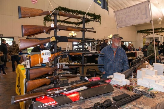 這是2022年1月22日在美國(guó)達(dá)拉斯槍展上拍攝的槍支。新華社發(fā)（李琳攝）