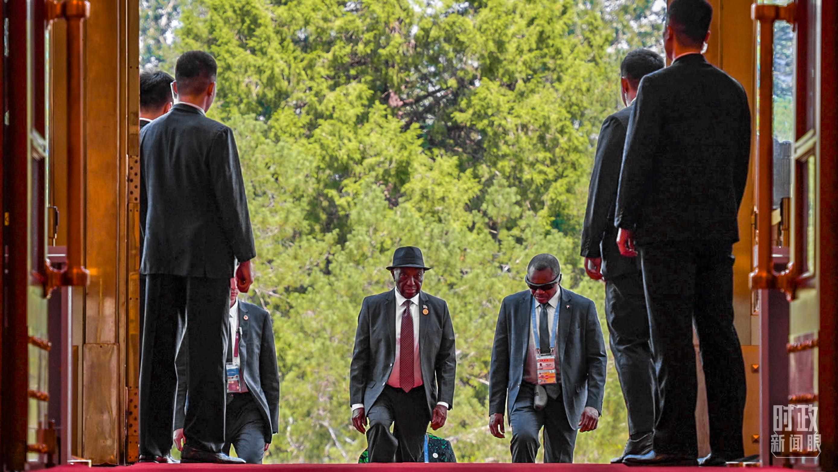 利比里亞總統(tǒng)博阿凱步入人民大會(huì)堂。（總臺(tái)央視記者蔣碩拍攝）