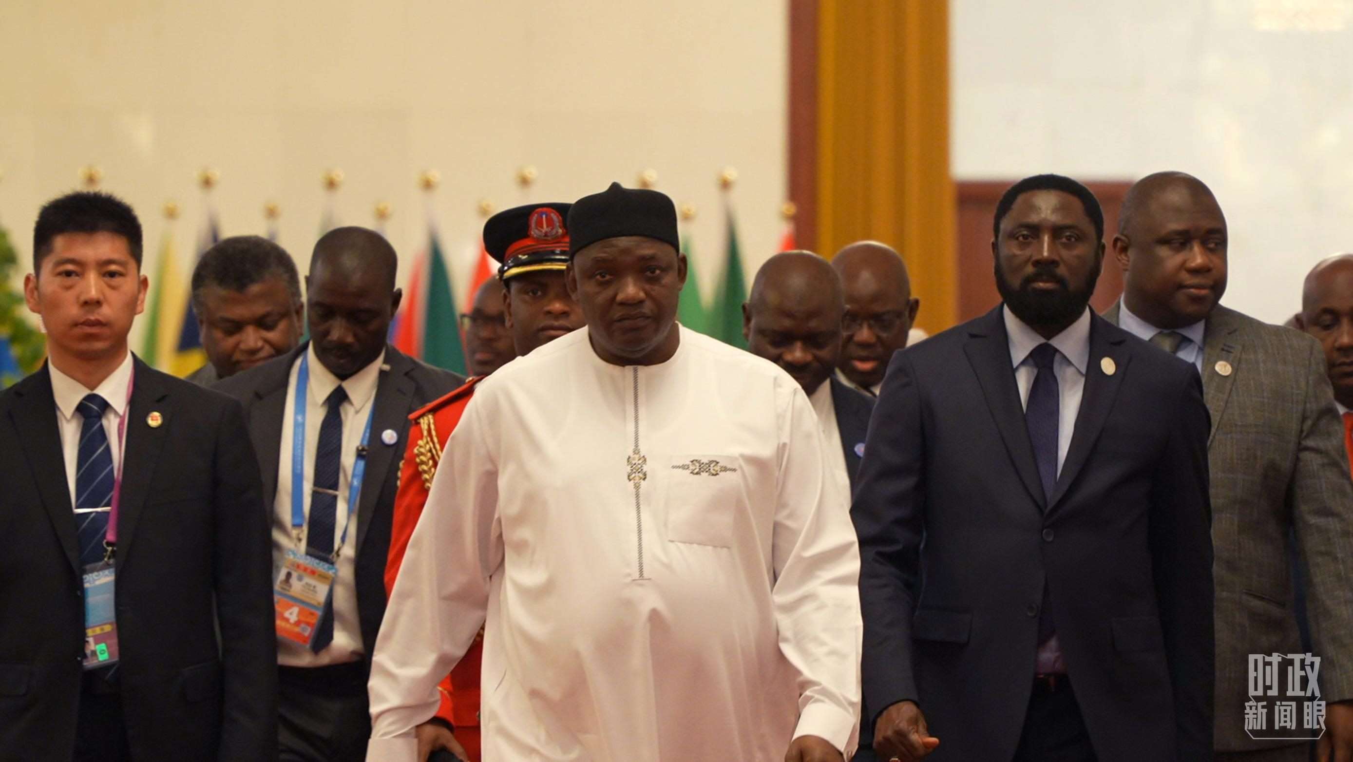 岡比亞總統(tǒng)巴羅走向會(huì)見廳。（總臺(tái)央視記者蔣碩拍攝）