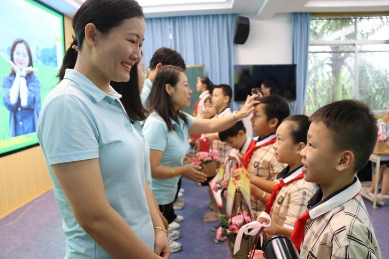 2023年教師節(jié)前，廣西南寧一所學校，學生向老師獻上鮮花、賀卡。