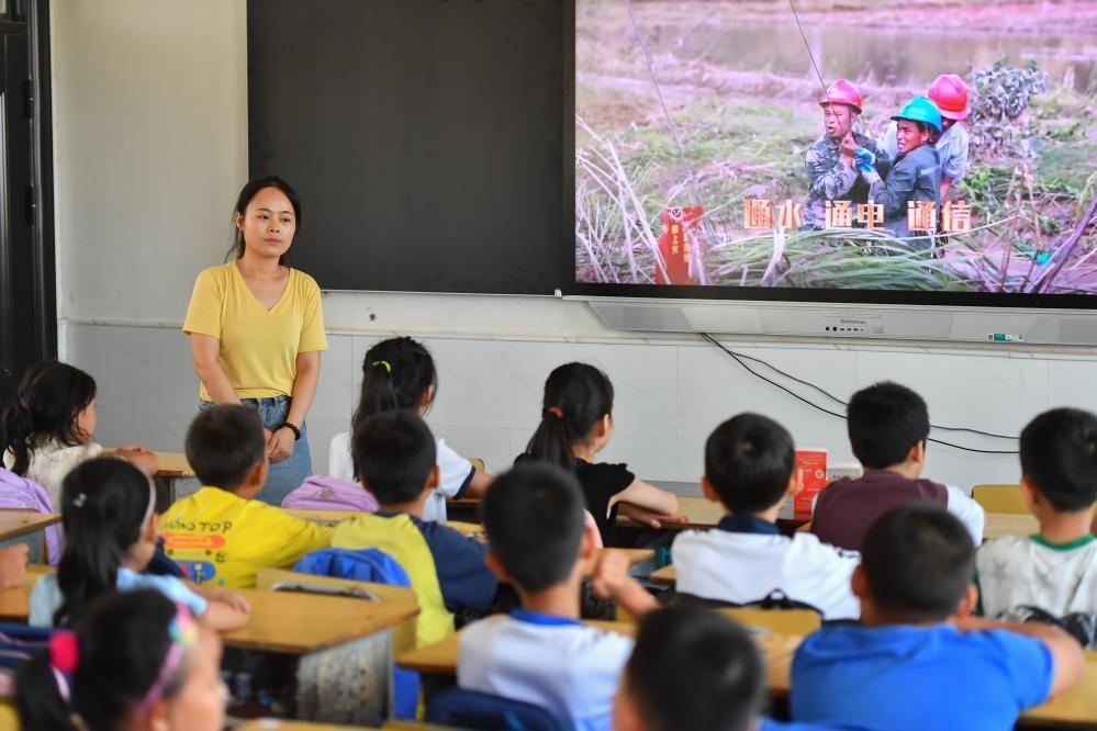 今年夏天，湖南華容縣等地遭受洪澇災害。9月，華容縣一所學校，老師通過講述防災救災故事，引導孩子們知情、共情，汲取成長的力量。