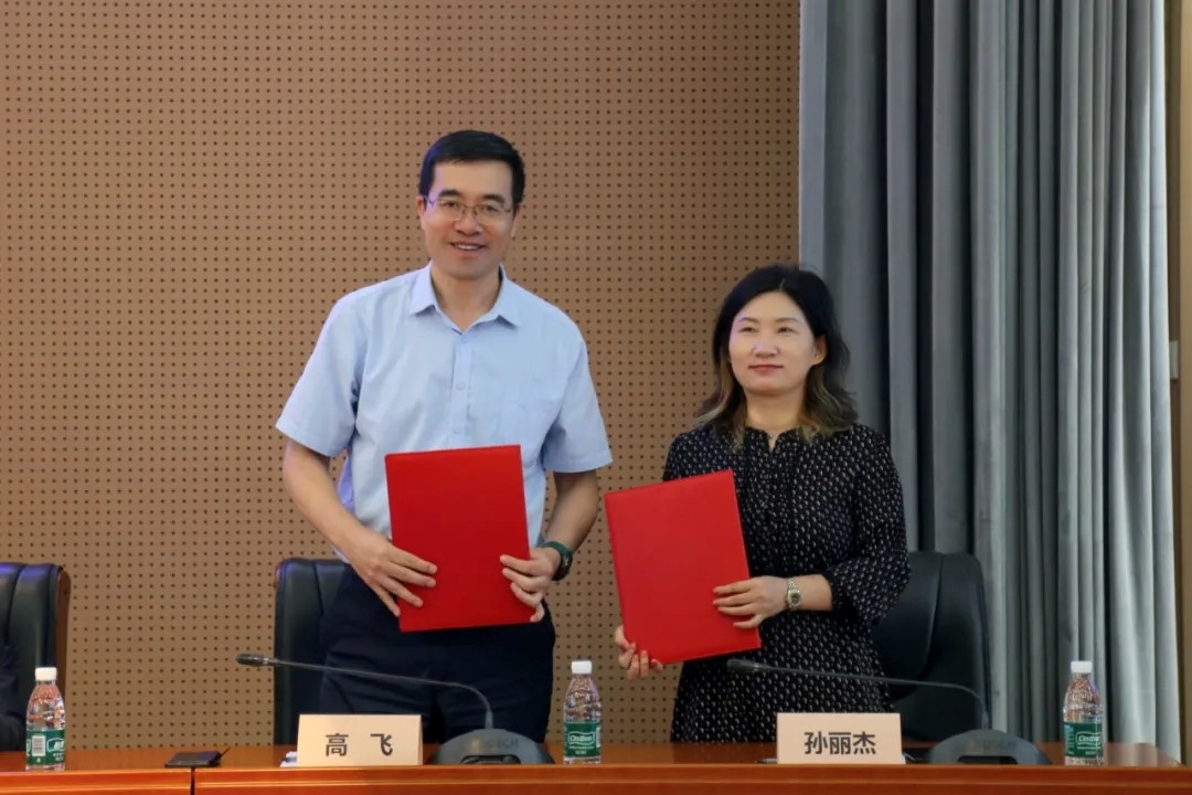 外交學院副院長高飛與中國國際科學技術(shù)合作協(xié)會執(zhí)行副會長兼秘書長孫麗杰簽署戰(zhàn)略合作備忘錄并啟動科技外交官搖籃計劃。主辦方供圖