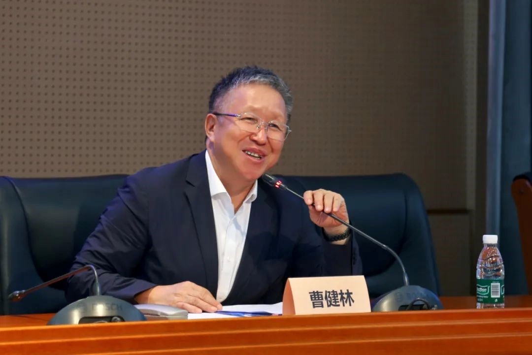 科技部原副部長、十三屆全國政協(xié)教科衛(wèi)體委員會副主任、現(xiàn)任季華實驗室理事長、主任曹健林致辭。主辦方供圖