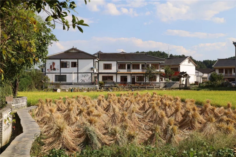 傳統(tǒng)的黔北村莊風(fēng)貌同現(xiàn)代民居元素相融合，人文風(fēng)光與生態(tài)自然風(fēng)景相結(jié)合，人與自然和諧共生。（俄羅斯《中國(guó)與俄羅斯》雜志社社長(zhǎng)奧列格·別列日內(nèi)赫攝）