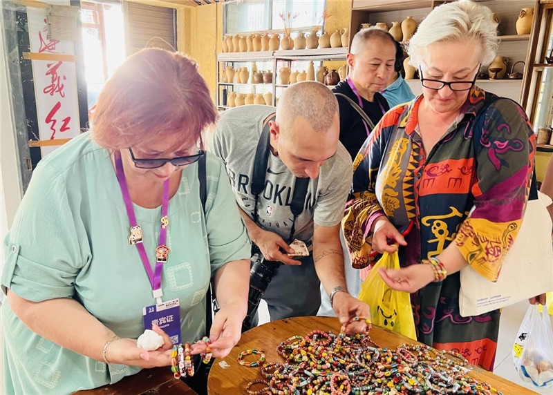 歐亞媒體考察團(tuán)成員在母氏陶藝館內(nèi)挑花了眼，色彩絢麗、質(zhì)地均勻的陶藝手串讓他們愛(ài)不釋手。“這里的東西都太實(shí)惠了！”塔吉克斯坦《索格特真理報(bào)》政論部主任娜塔利婭·多羅費(fèi)耶娃說(shuō)?；宓奶厣a(chǎn)品物美價(jià)廉，讓考察團(tuán)成員為家人好友買到了心儀的禮物，也為此次以四川成都為起點(diǎn)，路經(jīng)南充、廣安至貴州遵義的考察行程畫上了圓滿句號(hào)。（張亞欣攝）