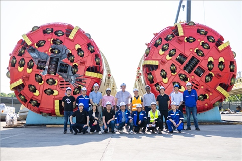 中外員工在盾構(gòu)機前合影。中國電建供圖