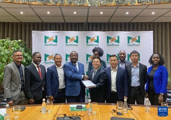9月9日，在納米比亞首都溫得和克，嘉賓在簽字儀式后合影。新華社發(fā)（江西國(guó)際供圖）