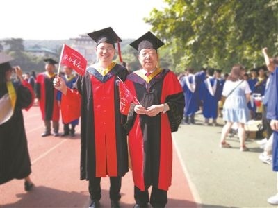 圖為李德仁（右）和學生肖雄武的合影。 肖雄武供圖