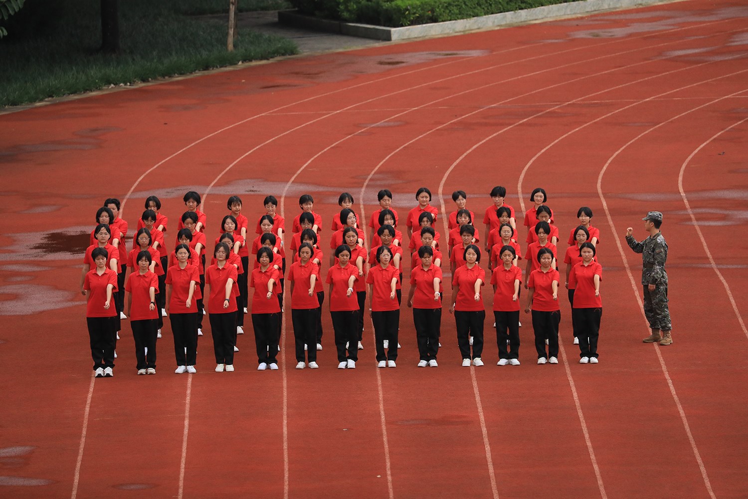 華坪女高2024級新生軍訓(xùn)。華坪縣融媒體中心供圖