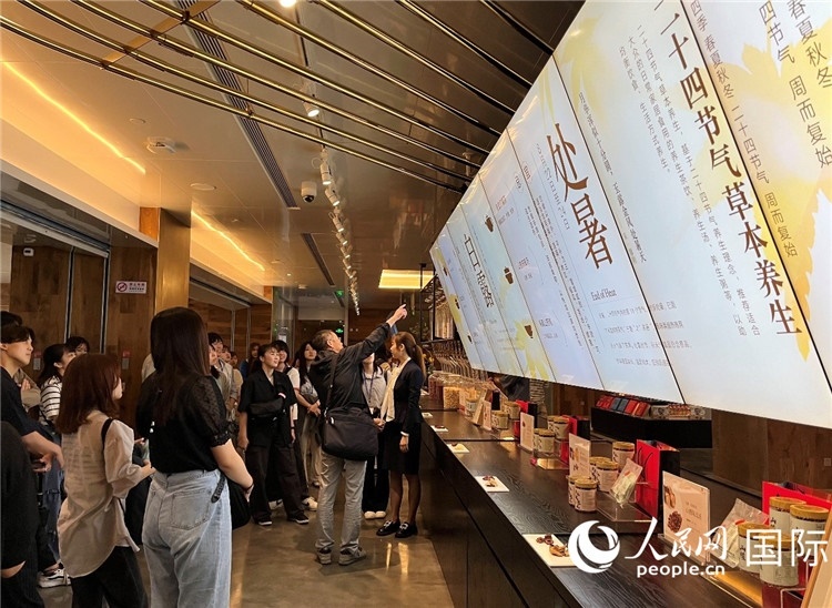 2. 日中友好協(xié)會青年代表團(tuán)一行學(xué)習(xí)24節(jié)氣養(yǎng)生知識。（人民網(wǎng)記者陳思 攝）