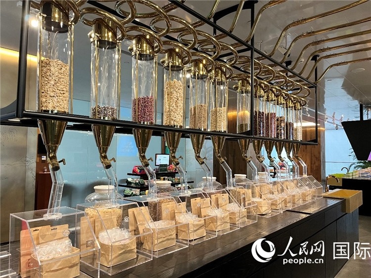 3.展示區(qū)展示的24節(jié)氣養(yǎng)生茶。（人民網(wǎng)記者陳思 攝）