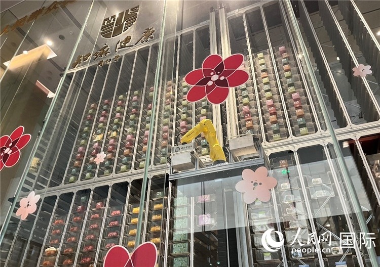 6. 機(jī)械臂正在取貨。（人民網(wǎng)記者陳思 攝）