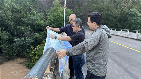 珠江委工作組在三河鎮(zhèn)三河大橋進行防洪工程調(diào)度工作。 水利部供圖