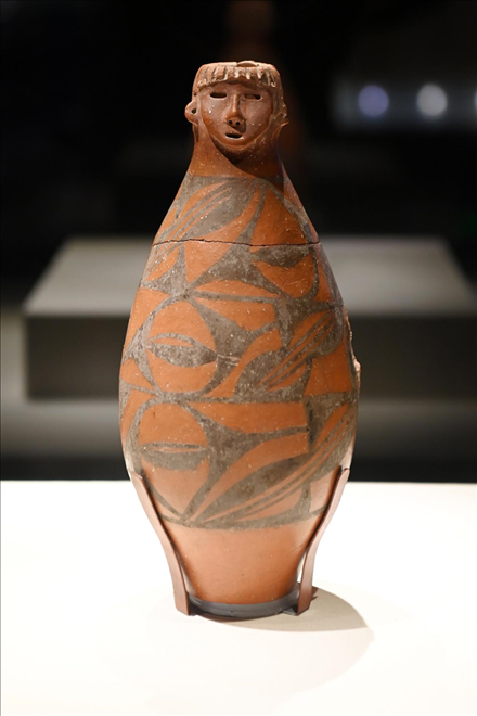 大地灣出土的人頭形器口彩陶瓶。新華社記者 范培珅 攝