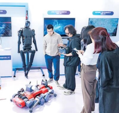 普陀區(qū)“中華武數”科創(chuàng)集市上，展位工作人員在向觀眾展示機器人。資料圖片
