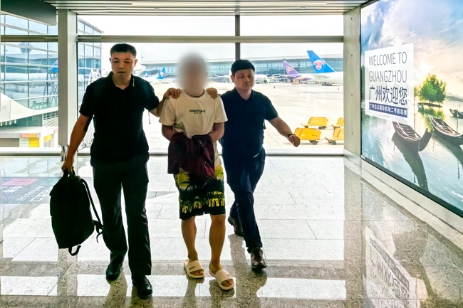 一名潛逃柬埔寨的犯罪嫌疑人被押解回國。公安部供圖