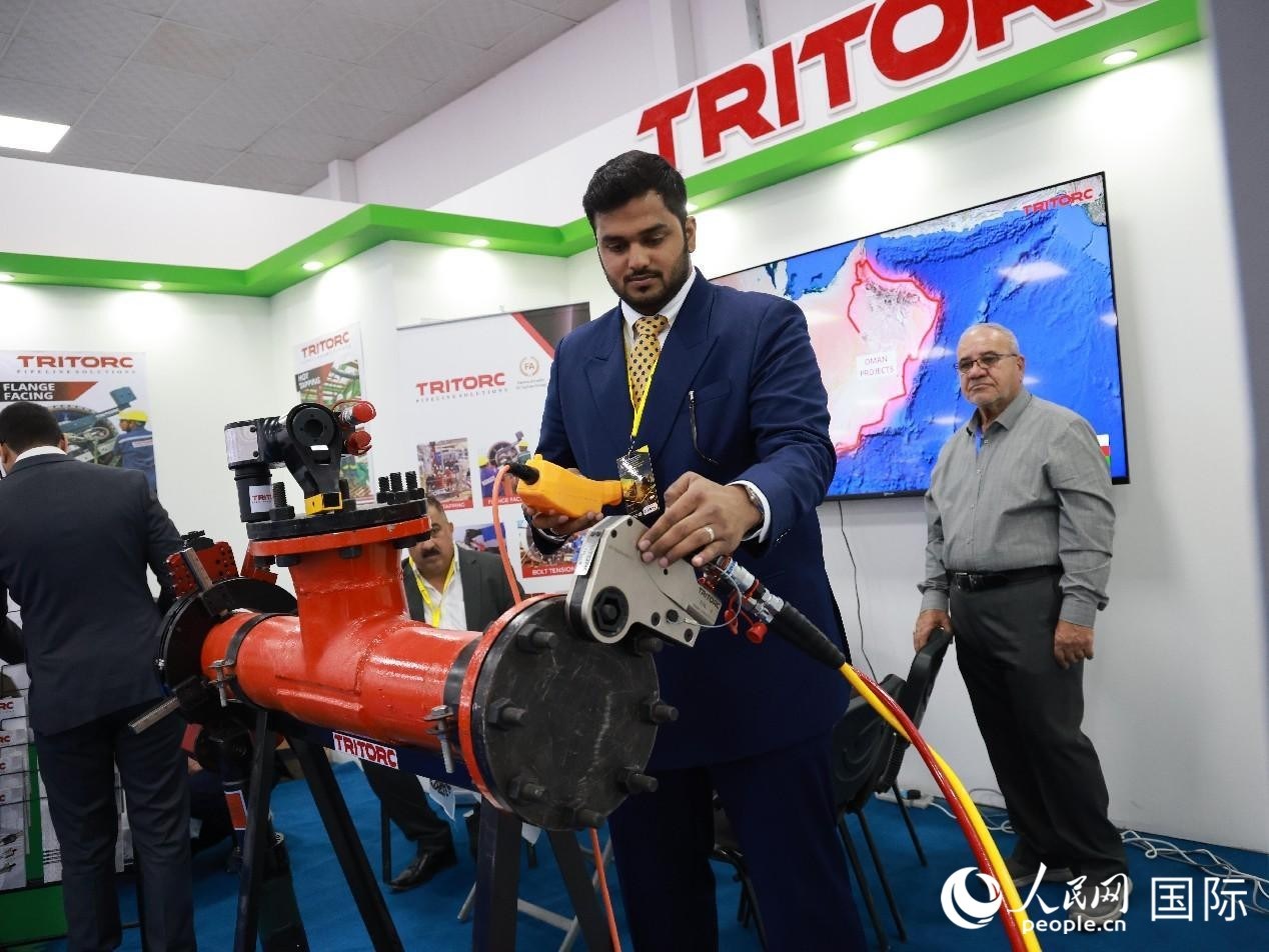 圖為一家油企工作人員在演示儀器操作。人民網(wǎng)記者管克江攝