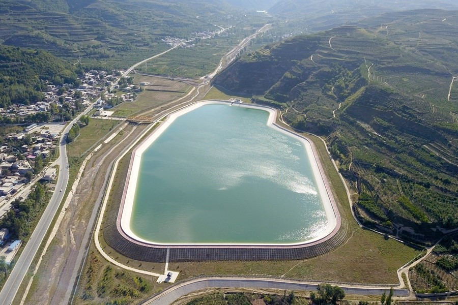 這是在天水市拍攝的已投用的天水城區(qū)引洮供水工程楊家灣調(diào)蓄水池（無人機照片）。新華社記者 范培珅 攝